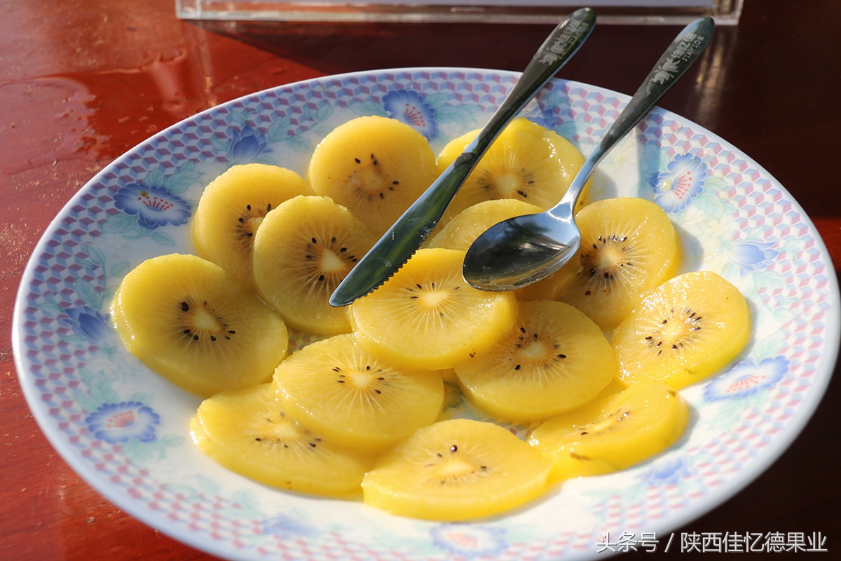 花了1500元买了张VIP门票，他带着商南猕猴桃走进了会场