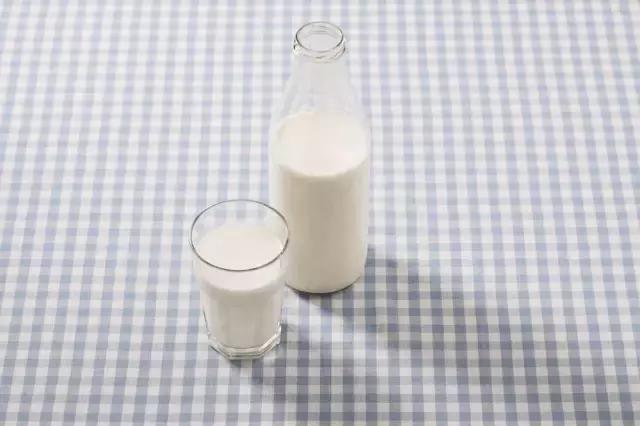 为什么一喝牛奶喝酸奶就拉肚子,老人一喝牛奶就拉肚子怎么回事