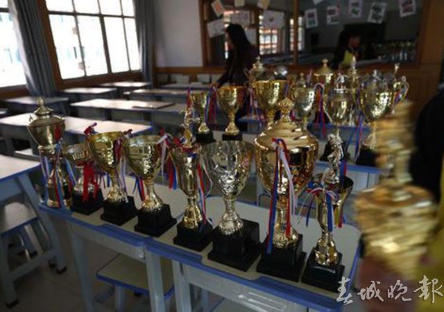 昆明市西山区华昌小学足球队,华昌小学的足球赛视频