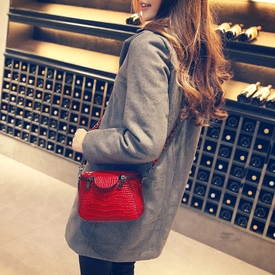 推荐一款时尚百搭的女包给大家 (怎样买既时尚又百搭的女包)