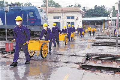 烤砂工：为列车装上“安全防滑链”