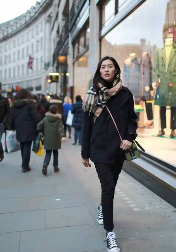 baby杨幂走秀,杨幂baby同框滑雪