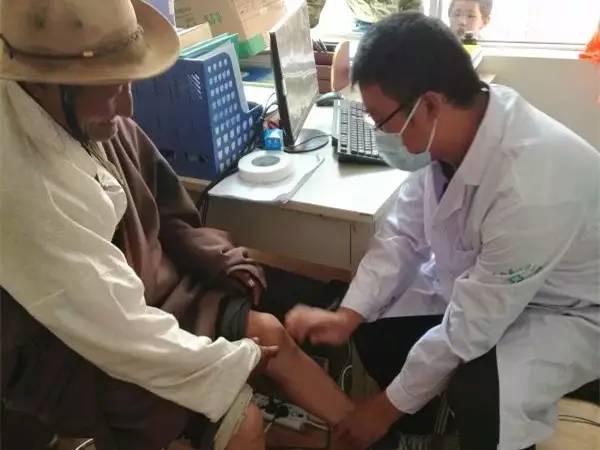 手电筒手术,医生使用无影灯做手术的图片