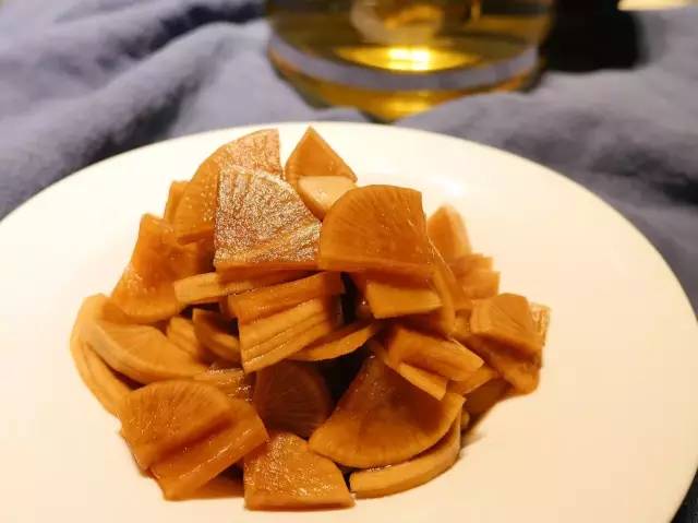 这家餐厅的环境和菜品味道都很棒,这家餐厅菜不好吃却天天爆满