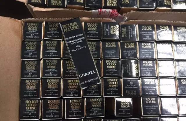 假冒大牌口红,正品香奈儿口红