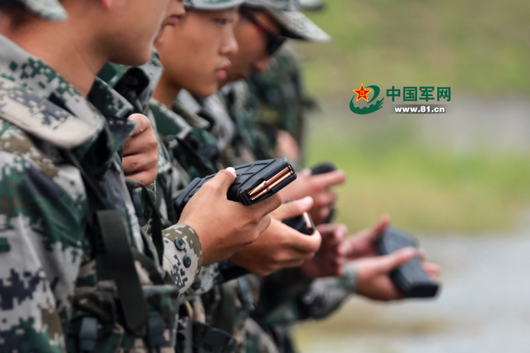 一年级小学生开学第一天进教室,中学开学第一课射击