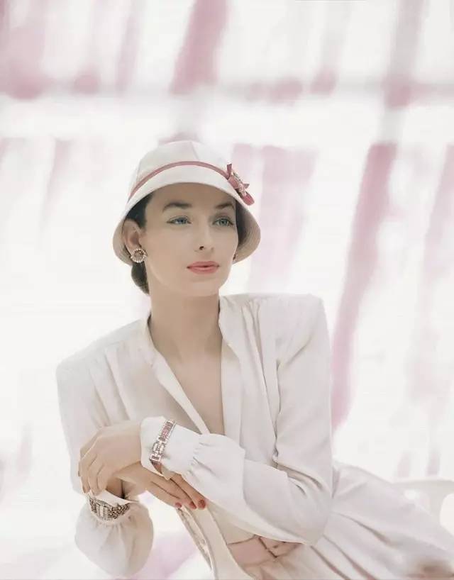 入冬后腕饰被“打入冷宫”？你该学学梦露的珠宝戴法！