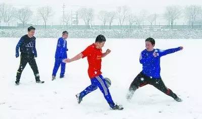 新手必学踢球方式,足球踢球小技巧