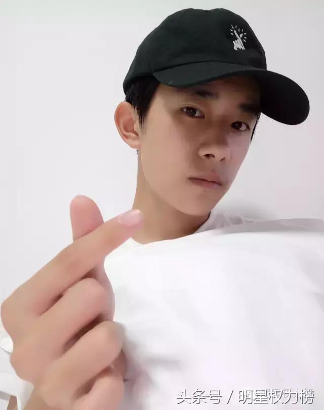 明星自拍除了卖萌还会搞怪！鹿晗TFBOYS教你自拍的正确姿势