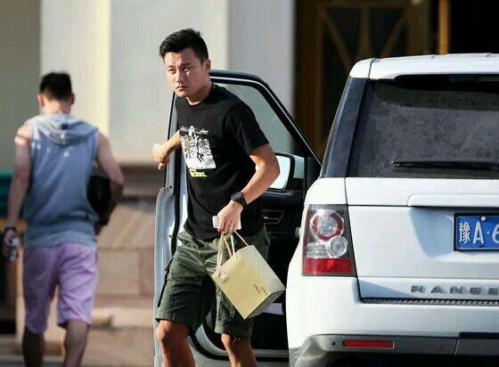 一双双臭脚丫子，*辱侮**了豪车