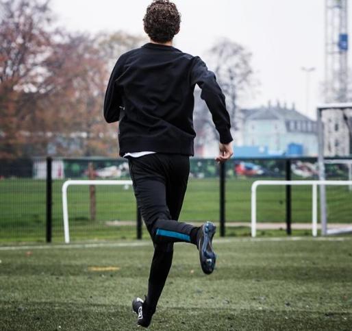 冬天踢球热身多久,冬季踢球好处多但这几点要牢记