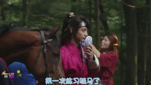 小编带你去探班啦~吃辣条!讲中文!《花郎》的爱豆们拼了!