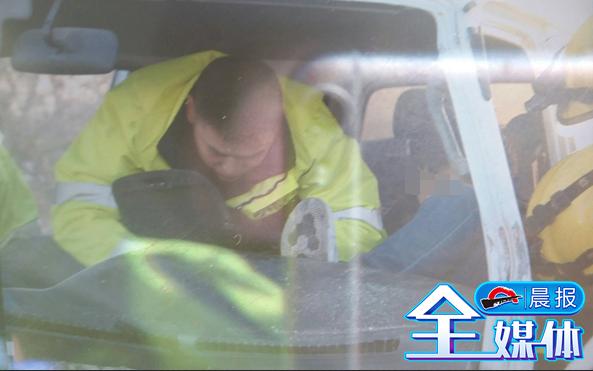 小车追尾大货车卡在后面视频,面包车追尾大货车