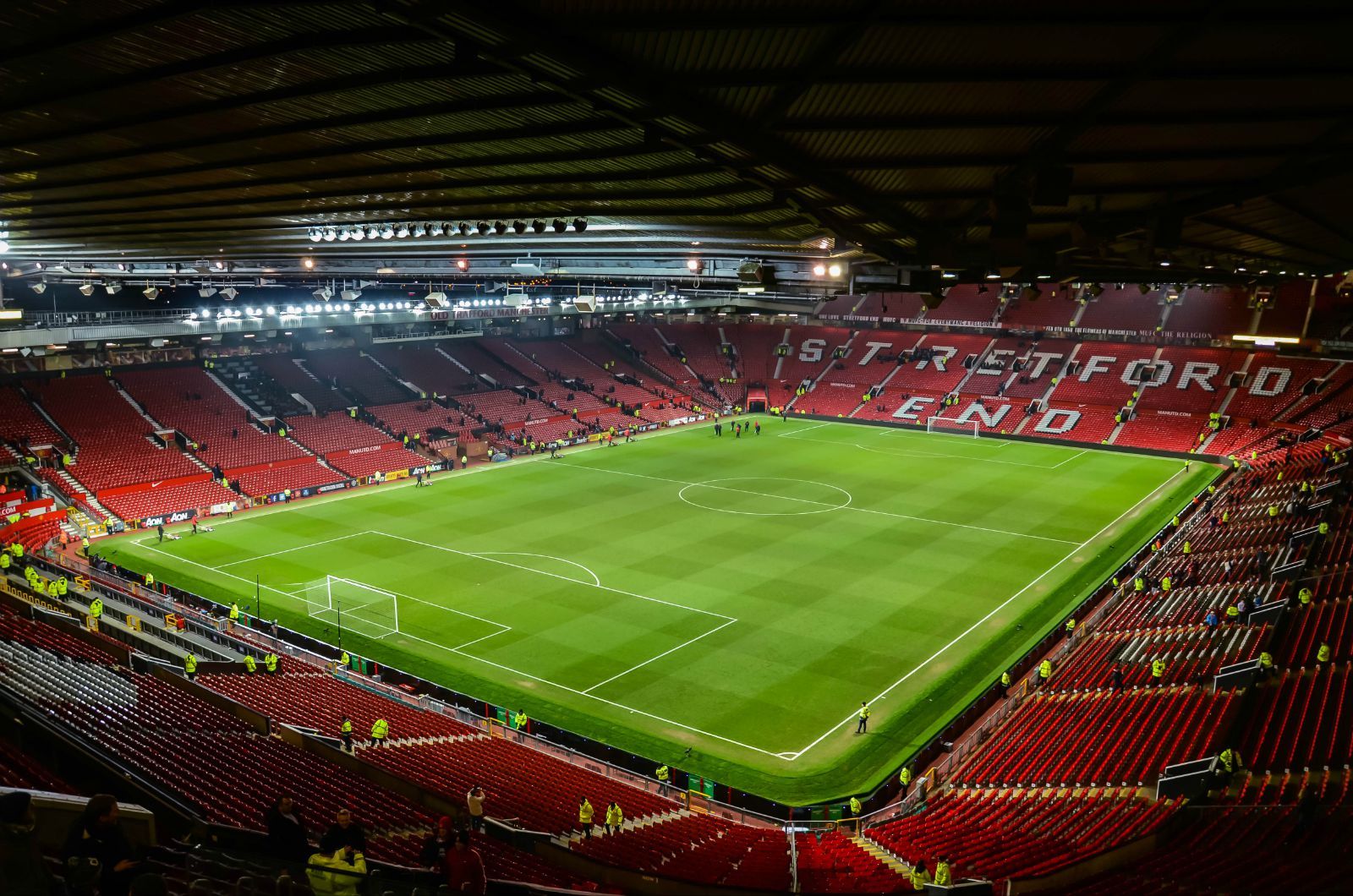 老特拉福德球场能容纳多少人,伊蒂哈德球场老特拉福德球场