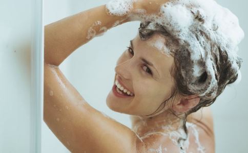90%的人不知道冬天洗头要注意这些,冬季早上最好要不要洗头