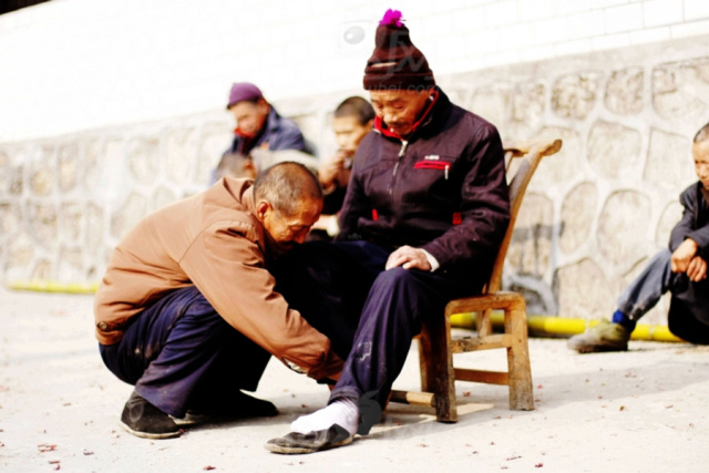 膝盖疼穿什么鞋可以缓解,膝盖痛可以穿中跟鞋吗