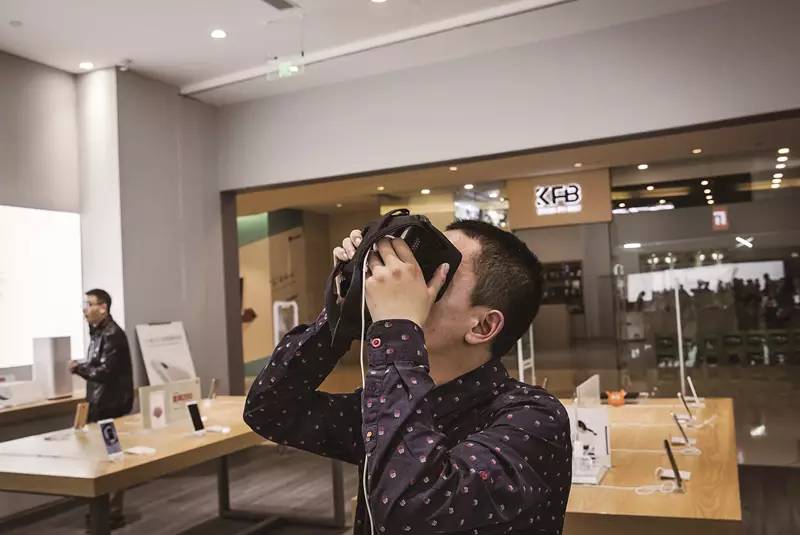 小米想换个方式酷下去,你还会为它发烧吗?|CBNweekly封面故事