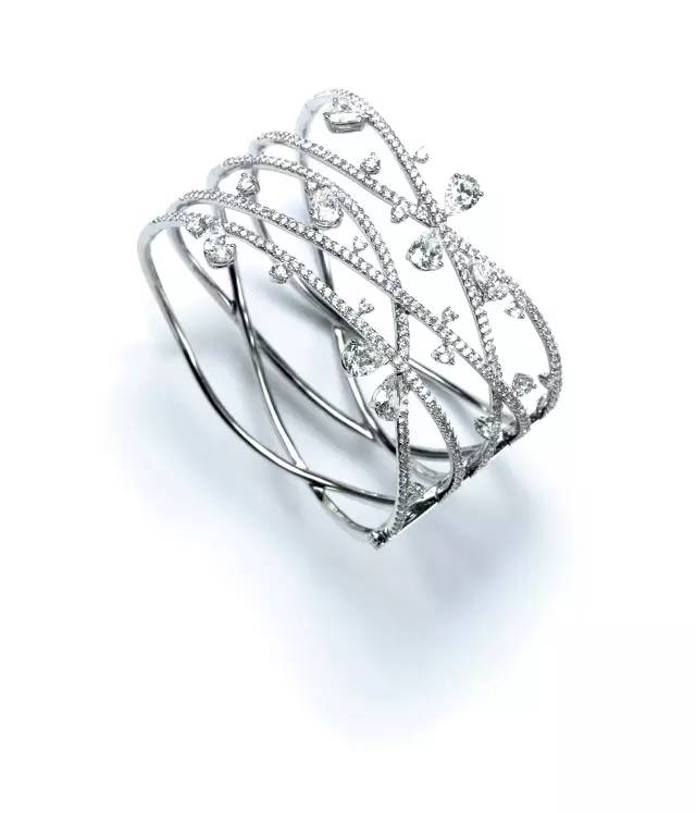 入冬后腕饰被“打入冷宫”？你该学学梦露的珠宝戴法！