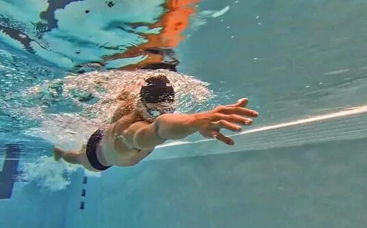 技巧教学游泳时怎么保持身体平衡,游泳发力训练方法和技巧