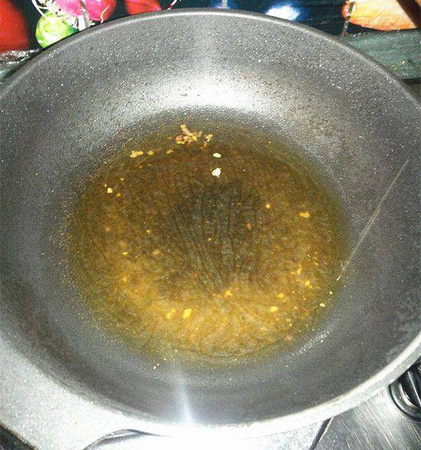 炸过鱼的油怎么处理不腥,炸过的油如何变清澈变香