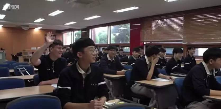 被中国老师虐完后，BBC又带腐国学生去韩国体验“魔鬼教育”了，结果……