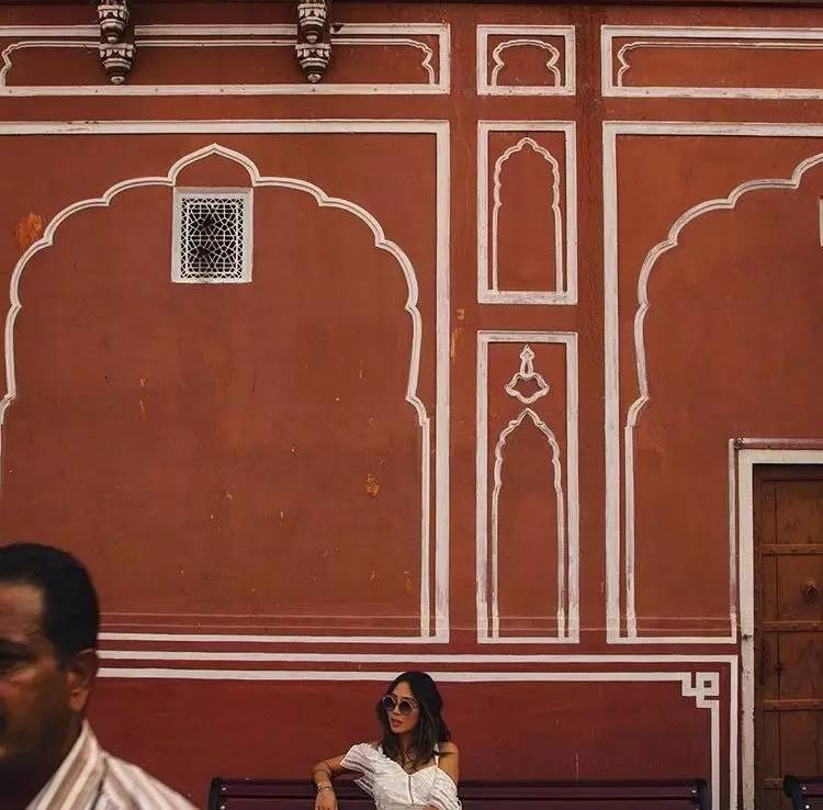 她们成为时尚博主仅仅是会穿？还因为有个会拍照的男友！