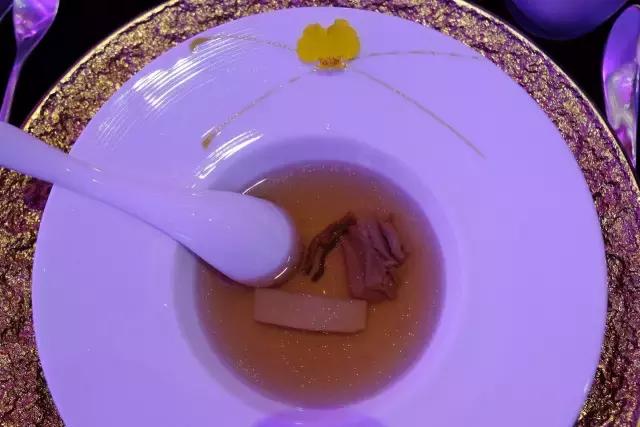 杨幂刘恺威最新一期从酒店出来,杨幂刘恺威法国巴黎定情之作