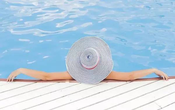 天冷了泡个温泉挺舒服,天冷了泡温泉放松一下心情