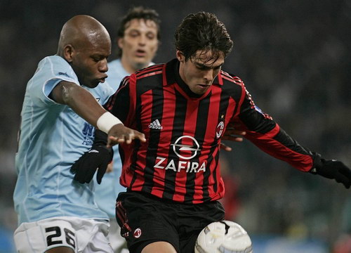 高温踢球注意什么,冬天足球踢球注意事项