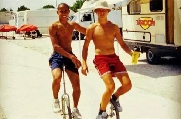 活久见｜斗了二十年的老队友，“将往事留在风中”