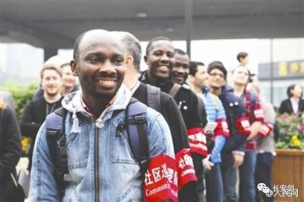 「法治新闻速览」收钱促成“川蔡”通话的幕后推手是谁