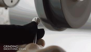 新婚夫妻卖黄金事件,新婚夫妻花8万元