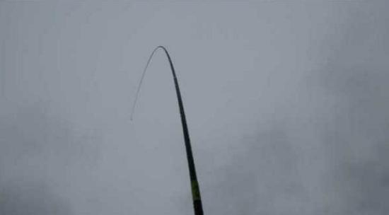 钓鱼人太牛！大风大雨中垂钓也能迎来鲤鲫大丰收