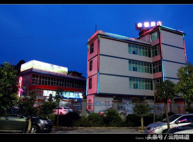 夜色下的罗茨温泉，看着养眼，泡着安逸