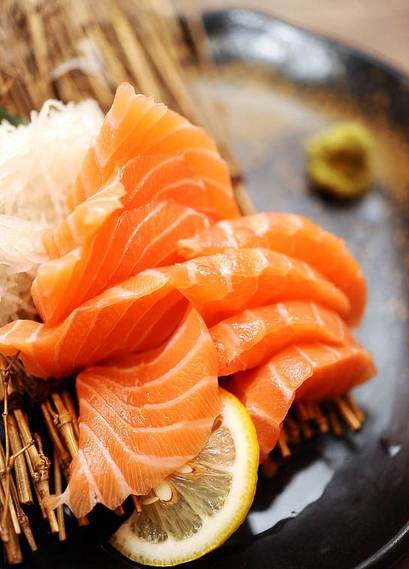 麻烦给我一份厚切三文鱼,再来一杯清酒!