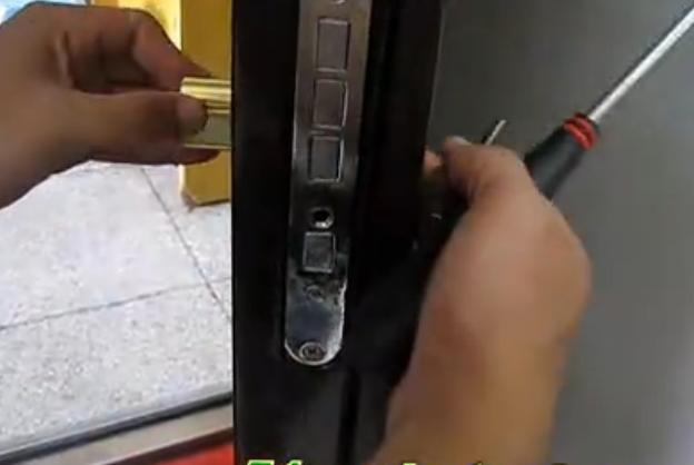 老式防盗门锁芯更换视频教程,更换老式王力防盗门锁芯的方法