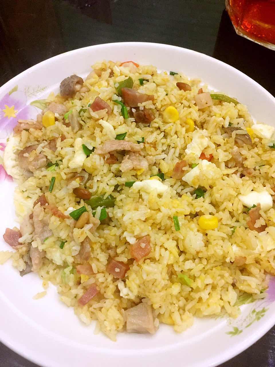 昨天剩的米饭怎么做蛋炒饭,黄金炒饭怎么炒才好吃