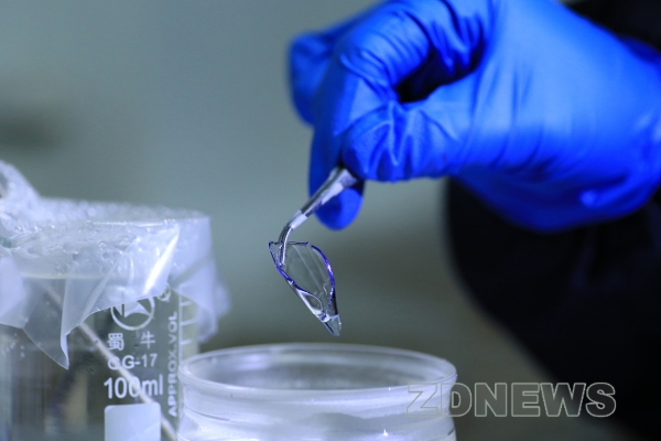 浙大新发明的薄膜：或可治疗近视远视，还能做成珠宝首饰！