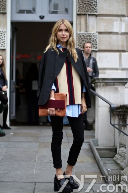 小白鞋松糕鞋搭配连衣裙,松糕鞋时尚配纱裙