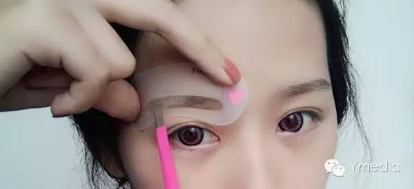 来汗巴黎香奈鹅学画一个美轮美奂的妆容吧呵呵呵呵！