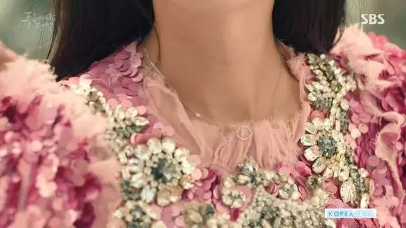 蓝色大海的传说垃圾桶捡衣服,全智贤蓝色大海同款包