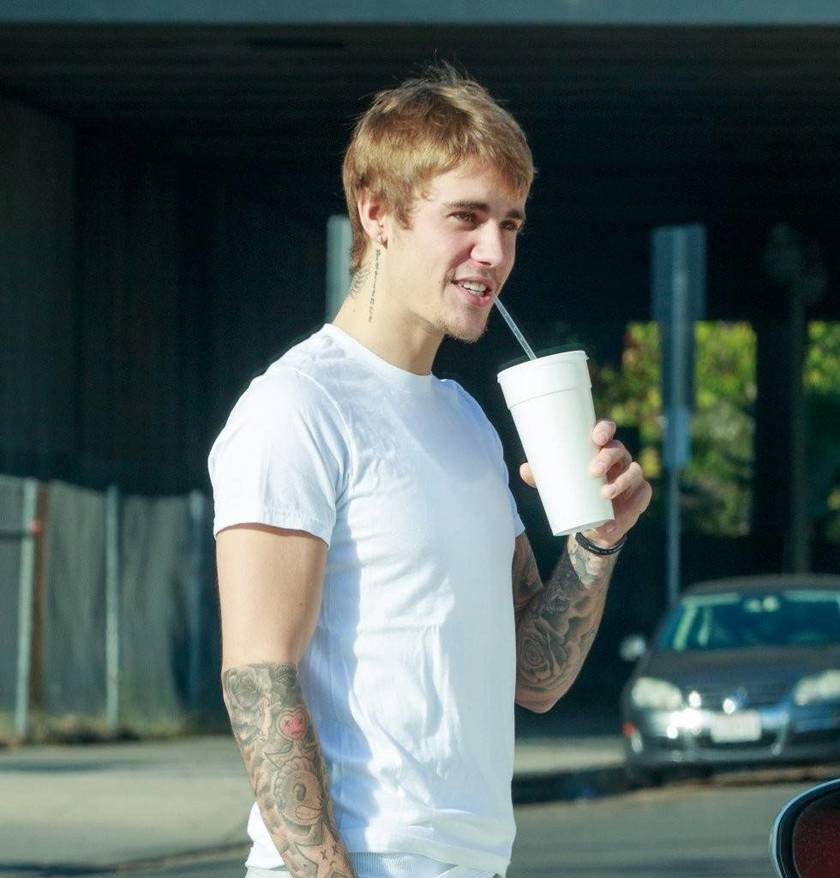 JustinBieber穿着小白鞋，却越来越沧桑...