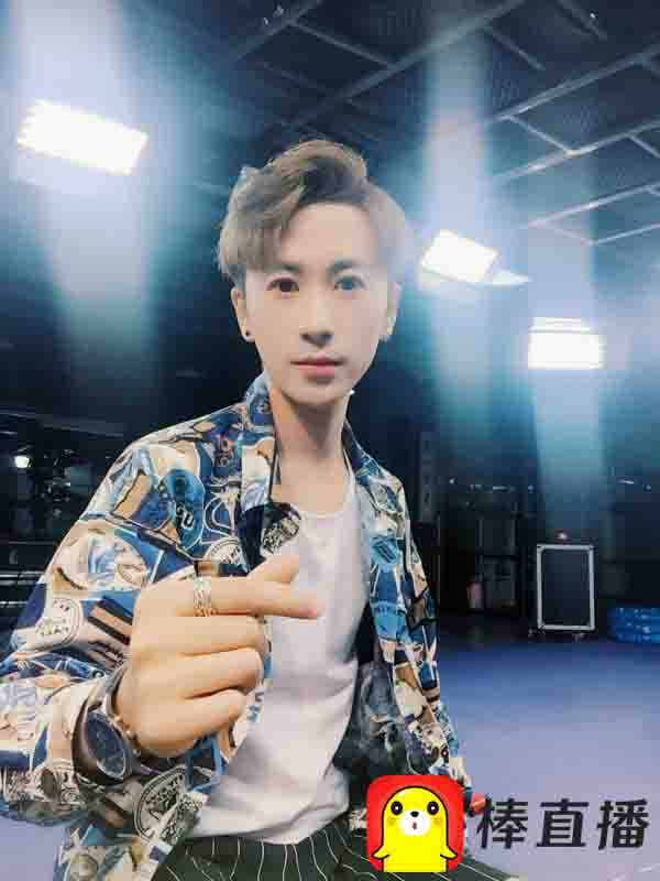 棒直播全新美妆节目《小逸拜托了》解锁“颜值”新玩法