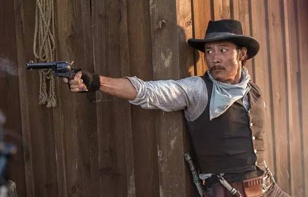 这部边看边吐的翻版《七武士》，最终还是让我燃起