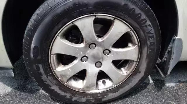 黑色轮毂污渍怎么去除,清洗轮圈最好的方法