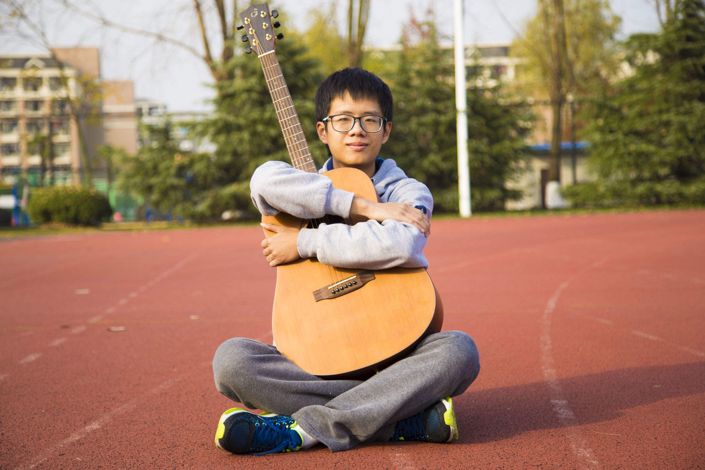 会弹吉他的男生真的很加分吗,会弹吉他学习好的男生