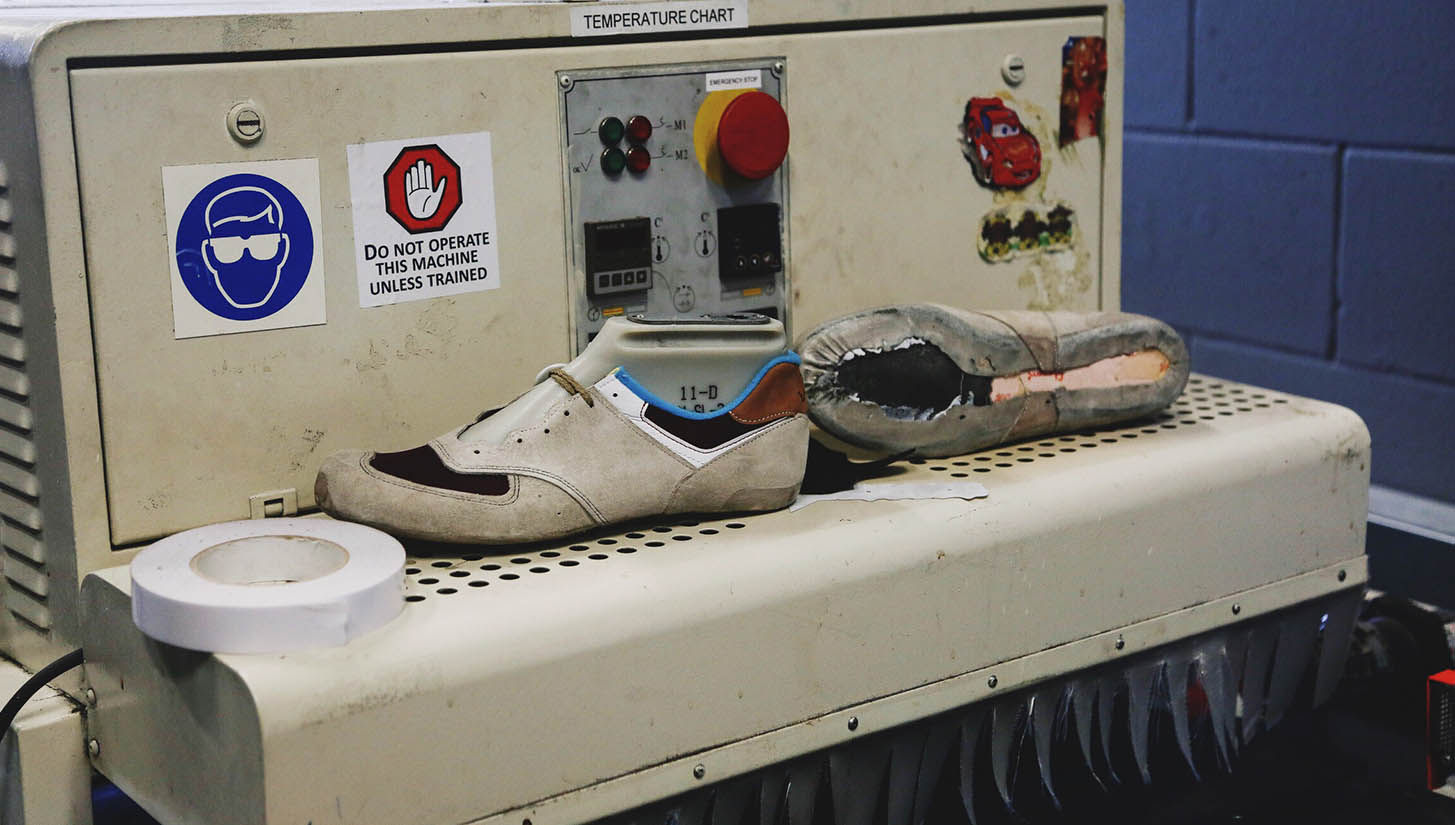 一双球鞋制作全过程,定制球鞋生产全过程