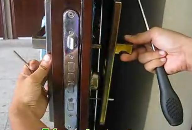 更换老式王力防盗门锁芯的方法,防盗门更换锁芯价格一般多少