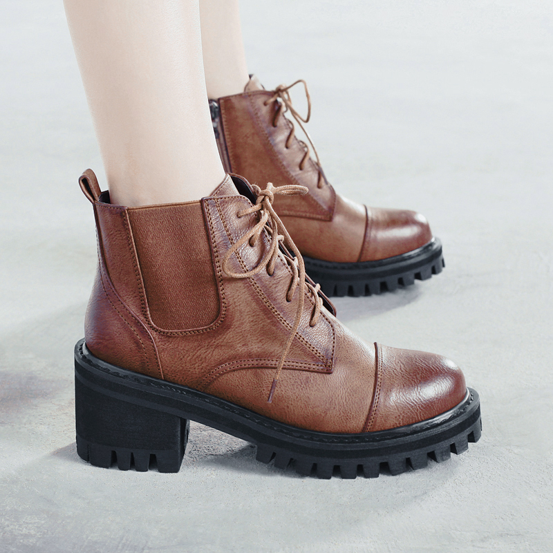 百搭神器短靴不管是出街还是约会都能轻松搞定很有范儿哦!