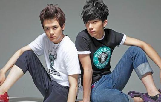 井柏然随性自然,井柏然帅气走步